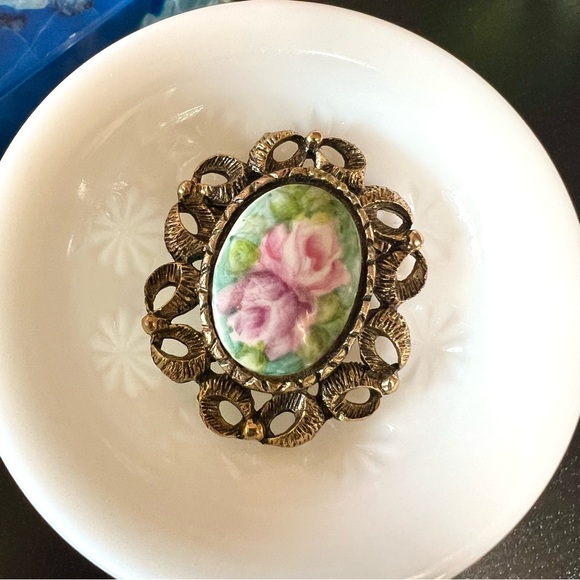 Vintage Cameo Hand Painted Floral Pin Brooch - Picture 4 of 4